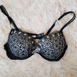 VICTORIA'S SECRET black lacey bra!
